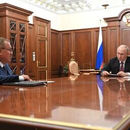 О поддержке предложения по передаче акций ОСК заявил президенту — председателю правления Банка ВТБ Андрею КОСТИНУ глава государства Владимир ПУТИН. Фото пресс-службы президента РФ