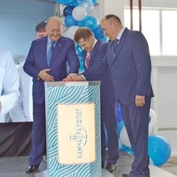 Символический старт работе завода дали Владимир ИЛЮХИН, генеральный директор ПАО «Океанрыбфлот», учредитель «Камчаттрафлота» Евгений НОВОСЕЛОВ и генеральный директор ООО «Камчаттрафлот» Владимир КОТОВ