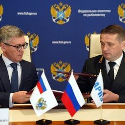 Президент ВАРПЭ Герман ЗВЕРЕВ и руководитель Росрыболовства Илья ШЕСТАКОВ подписали соглашение на расширенном заседании коллегии федерального агентства в Светлогорске. Фото пресс-службы ассоциации