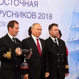 Президент Владимир ПУТИН с победителями Дальневосточной регаты учебных парусников – экипажем российского учебного парусника «Надежда». Фото пресс-службы главы государства
