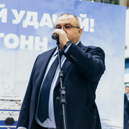 Рыбаков поздравил генеральный директор компании «Тралфлот» Владимир РЕКАСОВ. Фото предоставлено ГК «Сигма Марин Технолоджи»