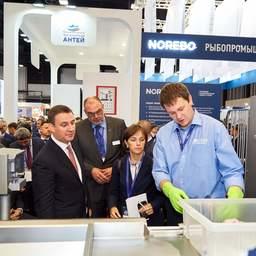 Глава Минсельхоза Дмитрий ПАТРУШЕВ знакомится с новинками индустрии на Seafood Expo Russia. Фото пресс-службы ESG