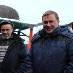 Старший моторист Александр НЕДЕЛЬКА, капитан Александр НАСАДЮК и старший механик Сергей СТЕЛЬМАХОВ. Фото сделано членами экипажа
