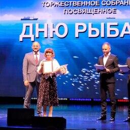 Награды получили не только те, кто работает на промысле, но и те, кто обеспечивает технологические решения для отрасли, — специалисты компании «Дальрыбтехцентр». Мэр Владивостока Константин ШЕСТАКОВ поздравляет Лилию КРЮЧКОВУ, штамповщика механобрабатывающего производства