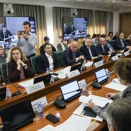 Губернатор Приморья Олег Кожемяко выступил с предложениями в сфере сельского, лесного и рыбного хозяйства на заседании профильного комитета Совфеда 25 апреля. Фото пресс-службы СФ