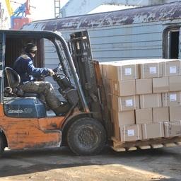 Погрузка рыбы в вагон-термос во Владивостоке