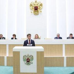 Губернатор Приморского края Олег КОЖЕМЯКО поднял вопросы прибрежного рыболовства на «правительственном часе» в Совете Федерации. Фото пресс-службы СФ