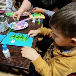Ежегодно в декабре «Родные острова» проводят акцию «Добрая открытка». Фото пресс-службы фонда