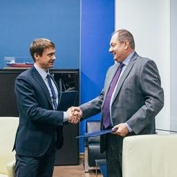 Соглашение подписали ректор Морского государственного университета имени адмирала Г.И. Невельского Денис БУРОВ и генеральный директор Русской рыбопромышленной компании Виктор ЛИТВИНЕНКО. Фото пресс-службы РРПК