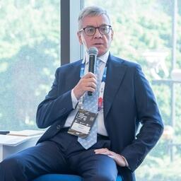 ВАРПЭ традиционно выступает организатором «рыбной» сессии на Неделе российского ритейла. На фото: президент ассоциации Герман ЗВЕРЕВ проводит тематическое мероприятие в 2024 году