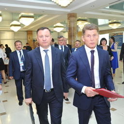 Заместитель руководителя Росрыболовства Петр САВЧУК и врио губернатора Приморского края Олег КОЖЕМЯКО