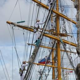 Подъем на мачты для построения на реях. Фото с сайта кругосветной экспедиции