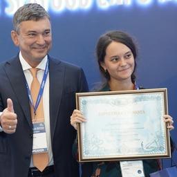 Директор ВНИРО Кирилл КОЛОНЧИН вручил награду главному редактору Fishnews.ru Маргарите КРЮЧКОВОЙ. Фото пресс-службы института
