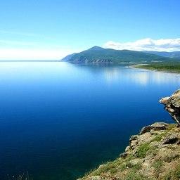 Вид на Байкал с мыса Лударь. Автор фото Svetlana Bazykina («Википедия»), файл доступен по лицензии CC BY-SA 4.0