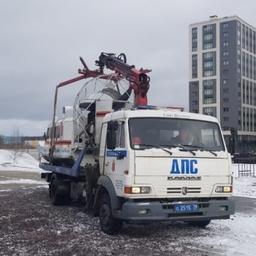 Экипажи эвакуаторов, которые затем перевезли спасательные катера на другую сторону КЗС, минуя закрытые затворы. Фото пресс-службы Главного управления МЧС России по Санкт-Петербургу