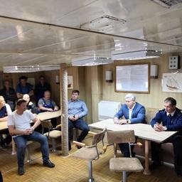 Перед выходом в рейс на борту состоялось отходное собрание под председательством руководителя АтлантНИРО Константина БАНДУРИНА. Фото пресс-службы филиала