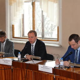 Руководитель Северо-Западного теруправления Росрыболовства Денис БЕЛЯЕВ, заместитель главы федерального агентства Василий СОКОЛОВ и заместитель начальника управления международного сотрудничества ФАР Дмитрий КРЕМЕНЮК. Фото пресс-службы СЗТУ
