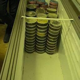 По данным правоохранителей, обвиняемые вместе с соучастниками организовали в Москве нелегальный сбыт черной икры. Фото пресс-службы столичной прокуратуры