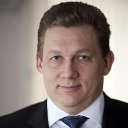 «Камчатка переживает вторую очень удачную путину. Как вы знаете, в прошлом году наши рыбаки добыли 497 тыс. тонн лосося. В этом году цифры немного ниже – около 378 тыс. тонн, но это также очень важный для нас показатель. И не только потому, что мы превысили первоначальный прогноз более чем на 50 тыс. тонн», - отметил министр рыбного хозяйства края Андрей Здетоветский в интервью Fishnews. Он обратил внимание, что основной объем промысла в нечетный год по традиции пришелся на восточное побережье. Но впервые за много лет в нечетный год значительное количество горбуши подошло на запад Камчатки. А на этот вид приходится порядка 75% от общего вылова. Хорошие цифры и по остальным лососевым: 37 тыс. тонн кеты, 44 тыс. тонн нерки и 8 тыс. тонн кижуча. «Горбуша для нас всегда была основным объектом промысла, но для предприятий на западе Камчатки, которые ранее были вынуждены работать в привычном режиме только раз в два года, этот год позволил продемонстрировать совсем иное качество работы. Это открывает компаниям хорошие перспективы», - заметил глава краевого минрыбхоза. Андрей Здетоветский напомнил про мультипликативный эффект от рыбной отрасли. Отдача гораздо более значительна, чем цифры прямой статистики, подчеркнул он. «Но даже эти данные позволяют говорить о том, что нынешняя путина в несколько раз повысила эффективность работы предприятий на западном побережье Камчатки. Для сравнения, в предыдущий «нерыбный» год в Западно-Камчатской и Камчатско-Курильской подзонах общий объем вылова горбуши не превышал и пяти тысяч тонн. В этом году рыбопромышленники смогли освоить на западе Камчатки более пятидесяти тысяч тонн этого вида лосося - 59,3 тыс. тонн», - рассказал собеседник Fishnews. Но успешно путина прошла не везде на полуострове. Долго ждали рыбу в Камчатском заливе, приходилось приостанавливать промысел в бассейне реки Камчатка. Несмотря на все предпринятые меры регулирования, в верховья реки не прошла ранняя форма нерки. И пропуск производителей на эти нерестилища оценивается как недостаточный, констатировал глава регионального минрыбхоза. Вопрос о том, почему так произошло, сейчас поставлен перед наукой, сообщил Андрей Здетоветский. Он добавил, что нижние нерестилища реки Камчатка были заполнены, в первую очередь озеро Азабачье – туда зашло достаточное количество ранней нерки. Да и пропуск кеты и кижуча на реке Камчатке состоялся в хороших объемах. «Так что в целом экосистема находится в равновесии, экологической угрозы, связанной именно с недостатком рыбы, нет», - резюмировал министр. Полный текст читайте в рубрике «Интервью» на сайте Fishnews.