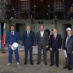 Представители «Норебо» и Северной верфи на фоне закладной секции. Фото пресс-службы судостроительного завода