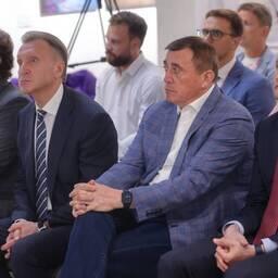 Председатель госкорпорации развития «ВЭБ.РФ» Игорь ШУВАЛОВ и губернатор Сахалинской области Валерий ЛИМАРЕНКО. Фото пресс-службы правительства региона
