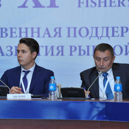 Начальник Центра системы мониторинга рыболовства и связи Артем ВИЛКИН и начальник Владивостокского филиала ЦСМС Демьян ЧЕКУНОВ на круглом столе XI Международного конгресса рыбаков в 2016 г.