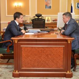 Губернатор Ямала Дмитрий АРТЮХОВ и председатель Заксобрания ЯНАО Сергей ЯМКИН обсудили законодательные инициативы. Фото пресс-службы окружного правительства