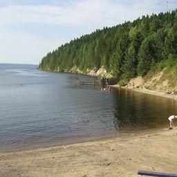 Берег Камского водохранилища. Фото Георгия Долгопского