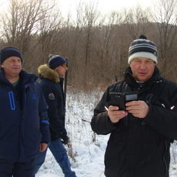 Первый заместитель генерального директора ПБТФ Николай ШИКУЛА и заместитель гендиректора по работе с кадрами Игорь СЛОБОДЯН болеют на старте за своих лыжников. «Рыбацкая лыжня – 2018»