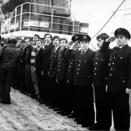 Подъем флага на траулере «Заволжск»