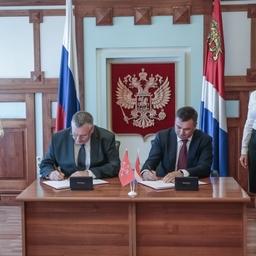 Вице-губернатор Санкт-Петербурга Сергей МОВЧАН и губернатор Приморья Владимир МИКЛУШЕВСКИЙ подписывают соглашение о торгово-экономическом сотрудничестве между субъектами. Фото пресс-службы администрации края
