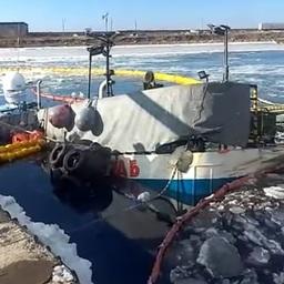Боновые заграждения вокруг затонувшего судна. Кадр видео newsvlru