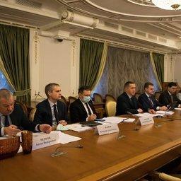 Зампред правительства – полномочный представитель президента в ДФО Юрий ТРУТНЕВ провел совещание по вопросам развития инфраструктуры Северного морского пути. Фото пресс-службы полпредства