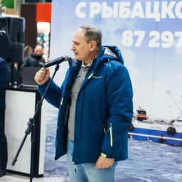 «Спасибо за рекорд!» – поблагодарил экипаж директор департамента рыбного хозяйства Приморья Сергей НАСТАВШЕВ. Фото предоставлено ГК «Сигма Марин Технолоджи»