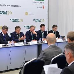 В президиум мероприятия попали известные представители отрасли. Фото пресс-службы Росрыболовства