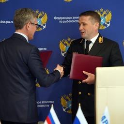 Президент ВАРПЭ Герман ЗВЕРЕВ и руководитель Росрыболовства Илья ШЕСТАКОВ подписали соглашение на расширенном заседании коллегии федерального агентства в Светлогорске. Фото пресс-службы ассоциации