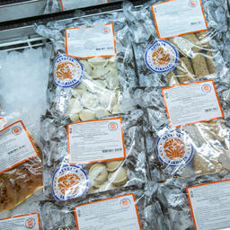 На заводе изготавливают и пельмени с рыбой и морепродуктами, рыбные палочки и другие деликатесы