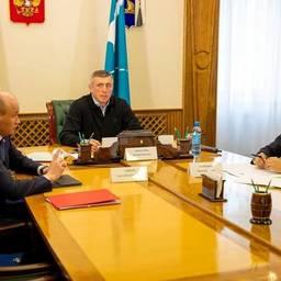 Губернатор Валерий ЛИМАРЕНКО принял участие в обсуждении изменений законодательства. Фото пресс-службы правительства Сахалинской области