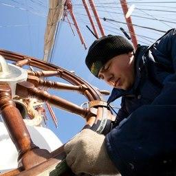 Рулевые полировали медные части штурвала и иллюминаторы штурманской рубки. Фото Александра Кучерука.