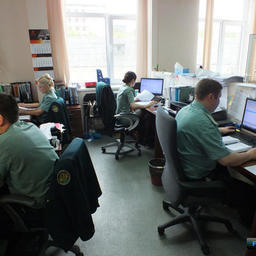 Сотрудники таможни работают с электронными декларациями