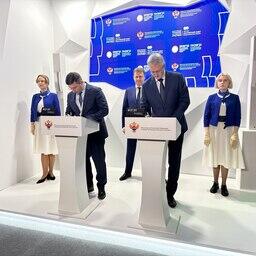 Первый заместитель министра по развитию Дальнего Востока и Арктики Гаджимагомед ГУСЕЙНОВ и губернатор Владимир СОЛОДОВ подписали соглашение о сотрудничестве с торговыми сетями и производителями рыбопродукции