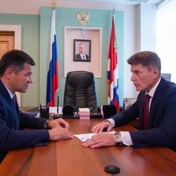 Экс-глава Приморья Андрей ТАРАСЕНКО и новый врио губернатора Олег КОЖЕМЯКО обсудили стоящие в регионе задачи. Фото пресс-службы администрации края