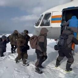Часть рыболовов доставили на берег вертолетом. Фото ГУ МЧС России по Сахалинской области