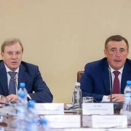 Зампред правительства РФ Виталий САВЕЛЬЕВ провел с губернатором Сахалинской области Валерием ЛИМАРЕНКО совещание по вопросам транспортного развития региона. Фото пресс-службы областного правительства