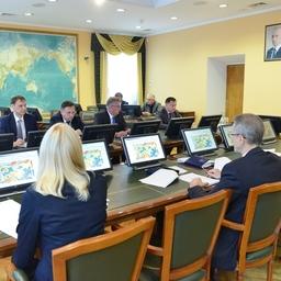 Динамику промысла, результаты рыбоохранных мероприятий и работу по искусственному воспроизводству обсудили на заседании штаба «красной» путины. Фото пресс-службы ФАР