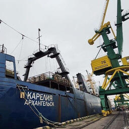 Траулер «Карелия» привез в Архангельск 1,5 тыс. тонн скумбрии. Фото пресс-службы правительства региона, dvinanews.ru