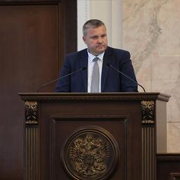 О производстве товарной рыбы рассказал и.о. министра сельского хозяйства и перерабатывающей промышленности края Федор ДЕРЕКА на заседании регионального заксобрания. Фото пресс-службы министерства