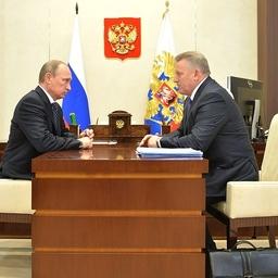 Глава государства Владимир ПУТИН провел рабочую встречу с губернатором Хабаровского края Вячеславом ШПОРТОМ. Фото пресс-службы президента.