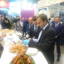 Генеральный директор ООО «КУК» Александр КАН демонстрирует свою продукцию вице-премьеру Аркадию ДВОРКОВИЧУ