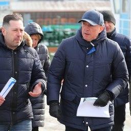 Представитель рыбокомбината «Островной» Михаил ЗАЙЦЕВ и губернатор Сахалинской области Валерий ЛИМАРЕНКО. Фото из Telegram-канала главы региона